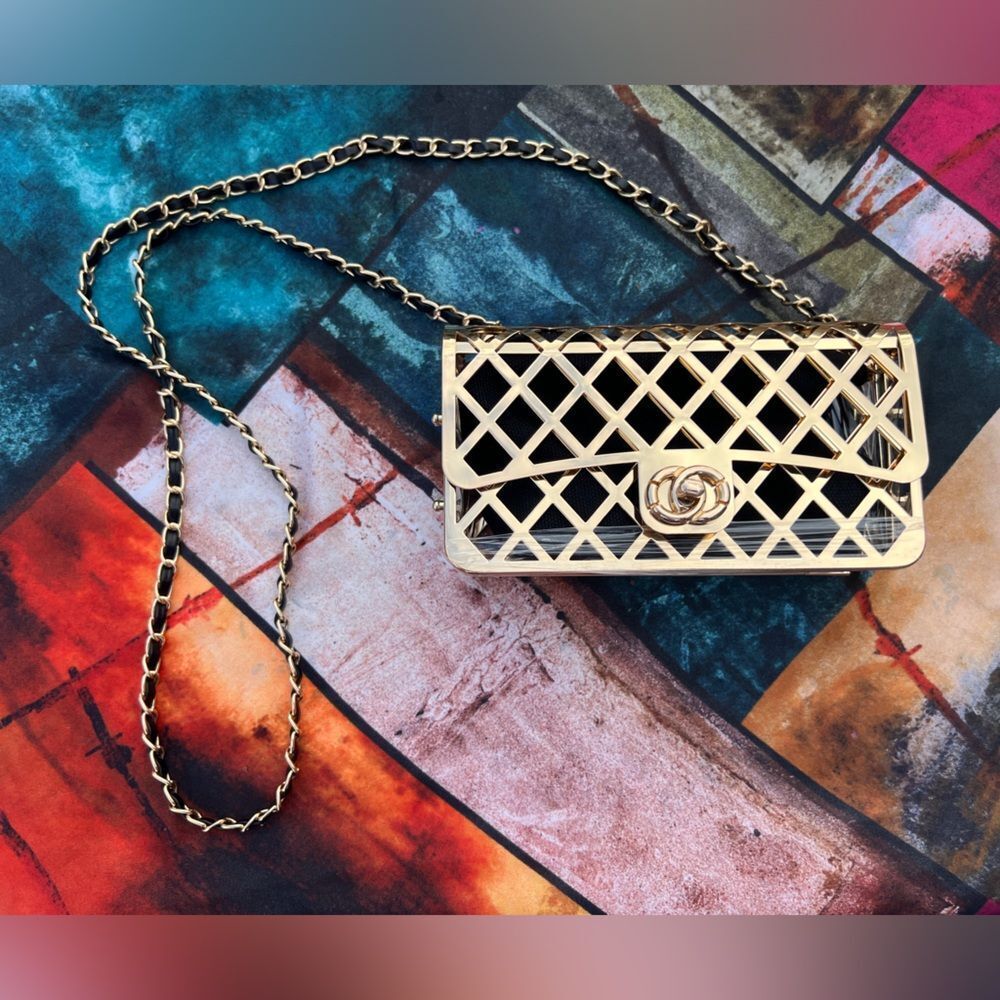 Elegant Metallic Frame Crossbody Bag - Picture 13 of 17